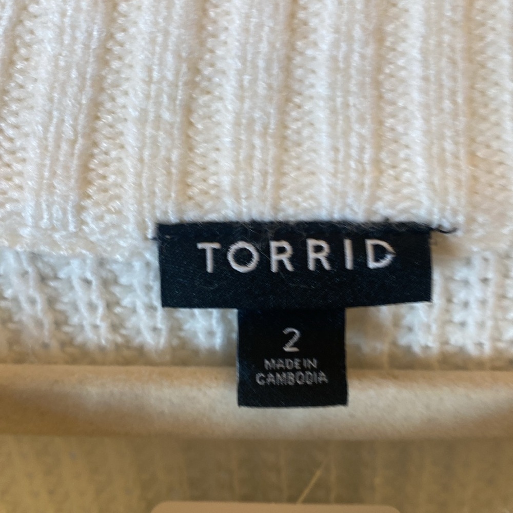 Torrid 2X cable knit short sleeved sweater in winter white - Picture 2 of 7
